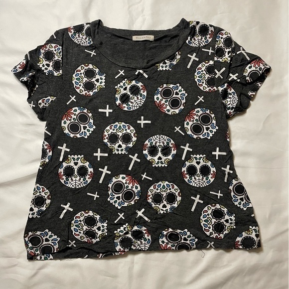 Occasion Tops - Occasion size small skull gray short sleeve shirt
